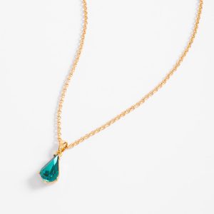 Collar con dije de cristal verde en forma de gota y baño de oro